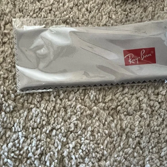BRAND NEW ray ban. Never worn - Picture 4 of 5